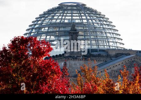 Berlin, Allemagne.27 octobre 2021.Des feuilles rouges pendent sur les arbres devant le dôme du Reichstag.Credit: Fabian Sommer/dpa/Alay Live News Banque D'Images