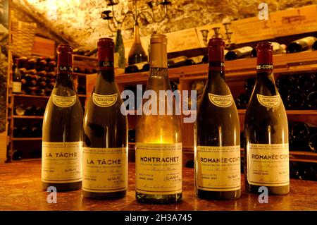 FRANCE.PARIS (75) 8TH ARR.CAVE À VIN AU BISTRO DU SOMMELIER.BOUTEILLES DU DOMAINE DE LA ROMANEE-CONTI.LE ROMANEE-CONTI EST L'UN DES GREA Banque D'Images