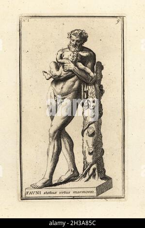 Statue en marbre de Silenus qui abrite le bébé Dionysos.Copie romaine d'un original en bronze de Lysippos.La collection Borghèse, maintenant au Louvre.Fauni statua vetus marmorea.Gravure de coperplate par Giovanni Battista Cannetti à partir de coperplates des plus belles statues anciennes de Rome, Calcografia di piu belle statue antiche a Roma, gravée par Cannetti all'Arco della Ciambella, publié par Gaetano Quojani, Rome, 1779. Banque D'Images