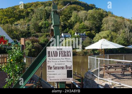 Le ferry à main à Symonds Yat, un petit village qui chevauche la rivière Wye dans le Herefordshire transporte des passagers de l'autre côté de la rivière Banque D'Images