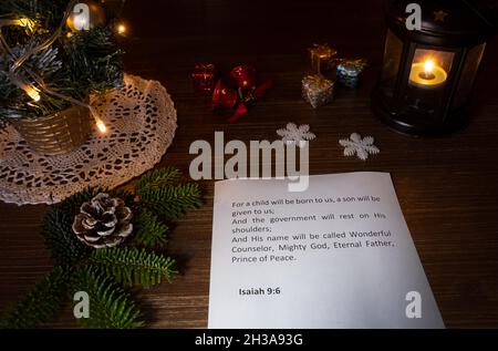 Verset de la bible de Noël avec des bougies sur le fond Banque D'Images