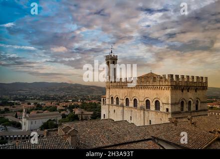 Gubbio Ombrie, Italie, paysage urbain.Vue panoramique Gubbio avec Palazzo dei Consoli, et un ciel spectaculaire.Panorama horizontal avec toits. Banque D'Images