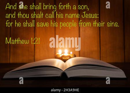 verset biblique de noël avec bougies allumées et lumières de Noël sur le fond Banque D'Images