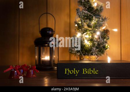 Le livre de la bible sur une table à l'heure de Noël Banque D'Images