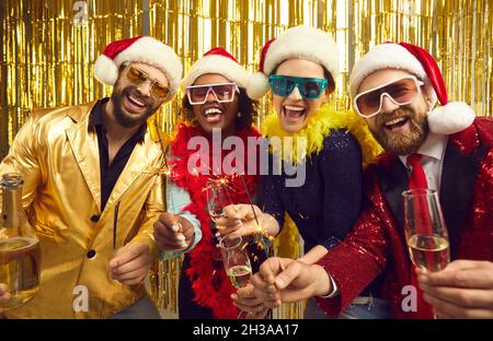 Joyeux équipe d'amis appréciez la nuit de noël célébrez Noël noël noël noël Noël donner du pain grillé Banque D'Images