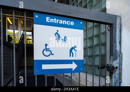 panneau indiquant l'accès pour les femmes enceintes, les personnes âgées et les personnes handicapées Banque D'Images