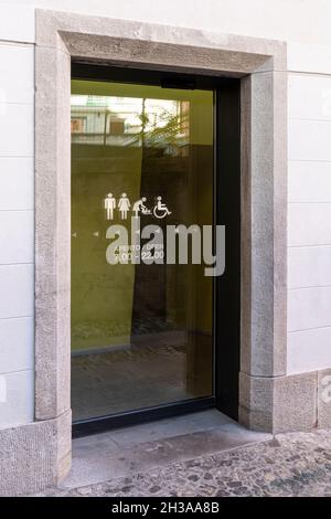 panneau de toilettes pour personnes handicapées à la porte d'un centre-ville Banque D'Images