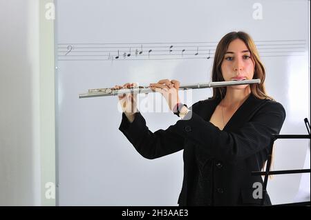 Les étudiants du Conservatoire de musique répétitions dans la salle de classe. Banque D'Images