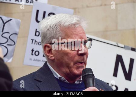 Londres, Royaume-Uni.27 octobre 2021.Le rédacteur en chef de Wikileaks, Kristinn Hrafnsson, parle à la presse devant les cours royales de justice avant l'audience.Le gouvernement américain fait appel contre la décision de ne pas extrader le fondateur de WikiLeaks.Credit: Vuk Valcic / Alamy Live News Banque D'Images