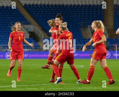 CARDIFF, PAYS DE GALLES - 26 OCTOBRE : angharad James (8) célèbre avec ses coéquipiers après avoir obtenu le premier but du pays de Galles lors de la qualification à la coupe du monde des femmes de la FIFA Banque D'Images