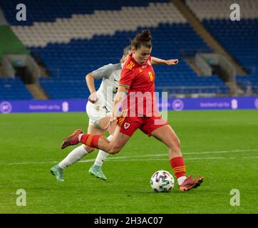 CARDIFF, PAYS DE GALLES - 26 OCTOBRE : angharad James frappe le ballon pour marquer le premier but du pays de Galles lors du match de qualification de la coupe du monde des femmes de la FIFA entre le pays de Galles an Banque D'Images