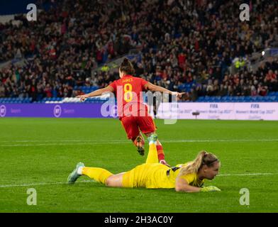 CARDIFF, PAYS DE GALLES - 26 OCTOBRE : angharad James (8) célèbre après avoir obtenu le premier but du pays de Galles lors du match de qualification de la coupe du monde des femmes de la FIFA entre pays de Galles Banque D'Images