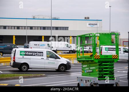 27 octobre 2021, Mecklembourg-Poméranie occidentale, Neubrandenburg : les expéditions de colis sont triées dans le nouveau centre de distribution d'Amazon, détaillant en ligne.Le deuxième centre de distribution du détaillant dans le Land de Mecklembourg-Poméranie-Occidentale a été officiellement ouvert le 13.10.2021.Selon l'opérateur, environ 10,000 colis provenant de centres européens de logistique et de tri sont déchargés ici chaque jour et affectés à des véhicules de livraison.Sur le site Amazon de Neubrandenburg, le syndicat de services Verdi et d'autres organisations ont adressé les employés le même jour avec une campagne d'information et ont attiré l'attention sur ce qu'ils ont vu Banque D'Images