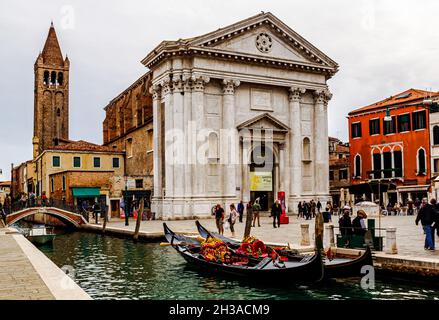 01 octobre 2017 - Venise, Vénétie, Italie: Chiesa di San Barnaba par la place Saint Barnaba et la Fondamenta Gherardini. Banque D'Images