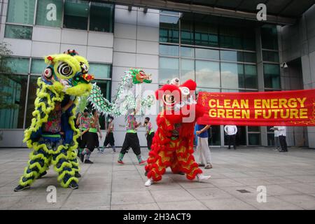 Metro Manille, Philippines.27 octobre 2021.Les activistes du climat ont organisé une danse de dragon et de lion à l'ambassade chinoise à Makati, pour se rassembler en faveur d'un leadership dirigé par l'Asie avant la Conférence des Nations Unies sur le climat à Glasgow, en Écosse. Banque D'Images