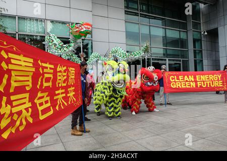 Metro Manille, Philippines.27 octobre 2021.Les activistes du climat ont organisé une danse de dragon et de lion à l'ambassade chinoise à Makati, pour se rassembler en faveur d'un leadership dirigé par l'Asie avant la Conférence des Nations Unies sur le climat à Glasgow, en Écosse. Banque D'Images