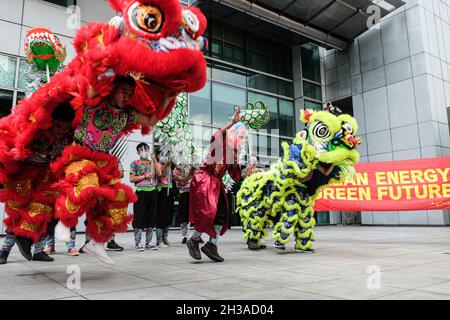 Metro Manille, Philippines.27 octobre 2021.Les activistes du climat ont organisé une danse de dragon et de lion à l'ambassade chinoise à Makati, pour se rassembler en faveur d'un leadership dirigé par l'Asie avant la Conférence des Nations Unies sur le climat à Glasgow, en Écosse. Banque D'Images