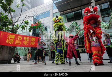 Metro Manille, Philippines.27 octobre 2021.Les activistes du climat ont organisé une danse de dragon et de lion à l'ambassade chinoise à Makati, pour se rassembler en faveur d'un leadership dirigé par l'Asie avant la Conférence des Nations Unies sur le climat à Glasgow, en Écosse. Banque D'Images