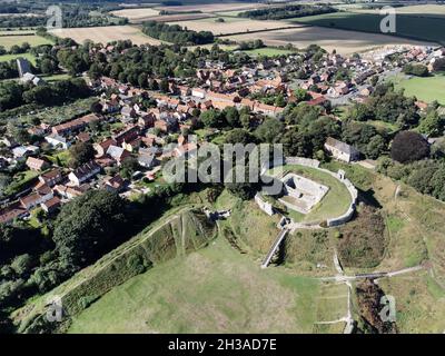 Paysage aérien image d'un bâtiment médiéval en ruines dans le village de Castle Acre Norfolk Angleterre Banque D'Images