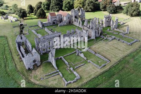 Vue aérienne paysage image des ruines du Prieuré de Castle Acre un bâtiment médiéval dans le village de Castle Acre Norfolk Angleterre Banque D'Images