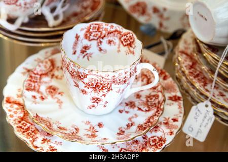 Tasse à thé et soucoupe en porcelaine à l'ancienne exposées dans un magasin d'antiquités (Hampton court Emporium, East Molesey, Royaume-Uni) Banque D'Images