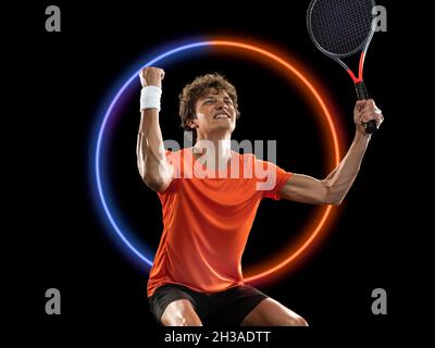 Illustration créative d'un joueur de tennis masculin en mouvement sur fond géométrique néon isolé sur fond noir Banque D'Images