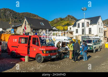 Catastrophe d'inondation en 2021 dans la vallée de l'Ahr, Mayschoß, Allemagne.Un groupe de pompiers volontaires vient d'une autre partie de l'Allemagne pour aider à nourrir les villageois Banque D'Images