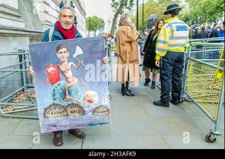 Londres, Royaume-Uni.27 octobre 2021.Kaya Mar, artiste politique satirique, avec son dernier tableau à l'extérieur comme Rishi Sunak, chancelier de l'Échiquier, quitte la rue Downing n° 11 et se dirige vers le Parlement pour donner son budget.Crédit : Guy Bell/Alay Live News Banque D'Images