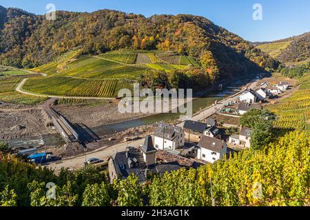 Catastrophe d'inondation en 2021 dans la vallée de l'Ahr.Pont détruit à Rech, Allemagne Pont ferroviaire et pont routier détruit par les masses d'eau près de Mayschoß, Allemagne Pont temporaire sur la rivière Ahr près de Mayschoß, Allemagne Pont temporaire sur la rivière Ahr près de Mayschoß, Allemagne Banque D'Images