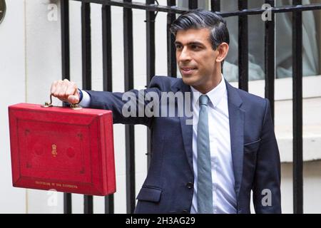 Le chancelier Rishi Sunak tient la Red Box qui contient le budget d'automne avant de quitter le No 11 Downing Street le 27 octobre 2021 pour la Maison o Banque D'Images