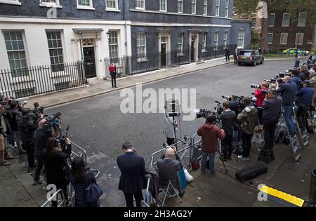 Le chancelier Rishi Sunak tient la Red Box qui contient le budget d'automne avant de quitter le No 11 Downing Street le 27 octobre 2021 pour la Maison o Banque D'Images