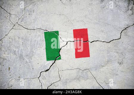 Une ancienne image du drapeau de l'Italie sur un mur avec une fissure. Banque D'Images