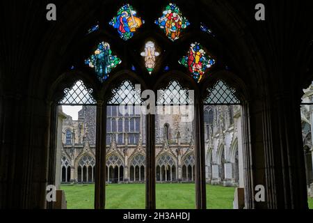 Vitraux dans le cloître de la cathédrale de Canterbury, Angleterre. Banque D'Images