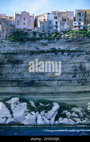 FRANCE.CORSE DU SUD (2A) VILLAGE DE BONIFACIO Banque D'Images