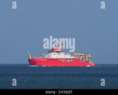 Sheerness, Kent, Royaume-Uni.27 octobre 2021.Le navire de recherche polaire 'RRS Sir David Attenborough' est arrivé sur la Tamise pour la première fois depuis Sheerness, dans le Kent.Le public a d'abord voté pour appeler le navire « Boaty McBoatface » - au lieu de cela, ce nom a été donné à un sous-marin télécommandé porté à bord.Le navire est l'un des plus avancés au monde et coûte 200 millions de livres sterling.Crédit : James Bell/Alay Live News Banque D'Images