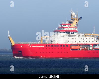 Sheerness, Kent, Royaume-Uni.27 octobre 2021.Le navire de recherche polaire 'RRS Sir David Attenborough' est arrivé sur la Tamise pour la première fois depuis Sheerness, dans le Kent.Le public a d'abord voté pour appeler le navire « Boaty McBoatface » - au lieu de cela, ce nom a été donné à un sous-marin télécommandé porté à bord.Le navire est l'un des plus avancés au monde et coûte 200 millions de livres sterling.Crédit : James Bell/Alay Live News Banque D'Images