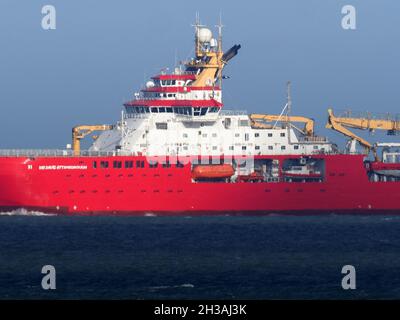 Sheerness, Kent, Royaume-Uni.27 octobre 2021.Le navire de recherche polaire 'RRS Sir David Attenborough' est arrivé sur la Tamise pour la première fois depuis Sheerness, dans le Kent.Le public a d'abord voté pour appeler le navire « Boaty McBoatface » - au lieu de cela, ce nom a été donné à un sous-marin télécommandé porté à bord.Le navire est l'un des plus avancés au monde et coûte 200 millions de livres sterling.Crédit : James Bell/Alay Live News Banque D'Images