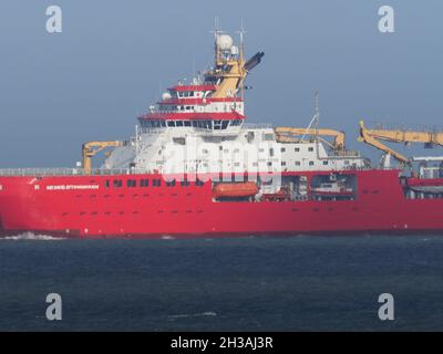 Sheerness, Kent, Royaume-Uni.27 octobre 2021.Le navire de recherche polaire 'RRS Sir David Attenborough' est arrivé sur la Tamise pour la première fois depuis Sheerness, dans le Kent.Le public a d'abord voté pour appeler le navire « Boaty McBoatface » - au lieu de cela, ce nom a été donné à un sous-marin télécommandé porté à bord.Le navire est l'un des plus avancés au monde et coûte 200 millions de livres sterling.Crédit : James Bell/Alay Live News Banque D'Images