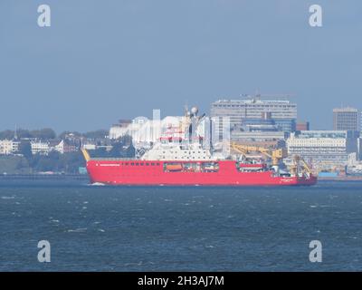 Sheerness, Kent, Royaume-Uni.27 octobre 2021.Le navire de recherche polaire 'RRS Sir David Attenborough' est arrivé sur la Tamise pour la première fois depuis Sheerness, dans le Kent.Le public a d'abord voté pour appeler le navire « Boaty McBoatface » - au lieu de cela, ce nom a été donné à un sous-marin télécommandé porté à bord.Le navire est l'un des plus avancés au monde et coûte 200 millions de livres sterling.Photo: Southend sur fond de mer.Crédit : James Bell/Alay Live News Banque D'Images