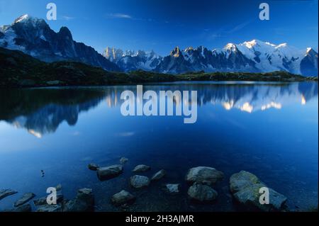 HAUTE-SAVOIE(74) MONT BLANC (MONT-BLANC) DU LAC DE CHESERYS.AIGUILLES ROUGES (AIGUILLE ROUGE) Banque D'Images