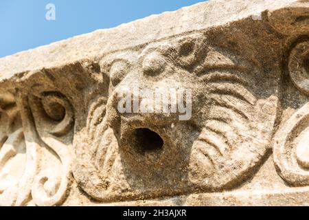 Détail architectural, représentant la tête d'un animal, des ruines de Magnesia sur le site antique de Maeander dans la province d'Aydin en Turquie.La magnésie était une Banque D'Images