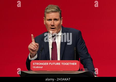 Photo du dossier datée du 29/09/21 du chef du parti travailliste Sir Keir Starmer, qui a dû sortir du budget après avoir obtenu des résultats positifs pour Covid-19.Le chef de l'opposition répond normalement à la déclaration du chancelier à la Chambre des communes, mais sa place à la boîte de répartition sera prise par la chancelière fantôme Rachel Reeves.le secrétaire aux affaires de l'ombre, Ed Miliband, se tient pour Sir Keir aux questions du premier ministre. Banque D'Images