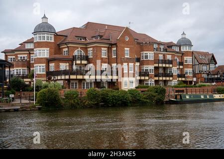 Windsor, Berkshire, Royaume-Uni.27 octobre 2021.Vue de Winsdor à Eton sur la Tamise.C'était aujourd'hui un jour ennuyeux à Windsor pendant les vacances scolaires de mi-mandat.Beaucoup de gens du coin sont furieux que le député conservateur de Windsor, Adam Afriyie, ait été l'un des députés qui n'ont pas voté cette semaine pour modifier le projet de loi sur l'environnement, ce qui signifie que les compagnies d'eau peuvent continuer à décharger les eaux usées brutes des rivières comme la Tamise des écoulements d'orage.Thames Water a été condamnée à une amende de 20 millions de livres sterling en mars 2017 pour une série d'incidents de pollution où elles ont pompé 1,9 milliards de litres d'eaux usées non traitées dans la Tamise à Buckinghamshire et Oxf Banque D'Images