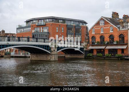 Windsor, Berkshire, Royaume-Uni.27 octobre 2021.Vue de Winsdor à Eton sur la Tamise.C'était aujourd'hui un jour ennuyeux à Windsor pendant les vacances scolaires de mi-mandat.Beaucoup de gens du coin sont furieux que le député conservateur de Windsor, Adam Afriyie, ait été l'un des députés qui n'ont pas voté cette semaine pour modifier le projet de loi sur l'environnement, ce qui signifie que les compagnies d'eau peuvent continuer à décharger les eaux usées brutes des rivières comme la Tamise des écoulements d'orage.Thames Water a été condamnée à une amende de 20 millions de livres sterling en mars 2017 pour une série d'incidents de pollution où elles ont pompé 1,9 milliards de litres d'eaux usées non traitées dans la Tamise à Buckinghamshire et Oxf Banque D'Images