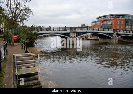 Windsor, Berkshire, Royaume-Uni.27 octobre 2021.Vue de Winsdor à Eton sur la Tamise.C'était aujourd'hui un jour ennuyeux à Windsor pendant les vacances scolaires de mi-mandat.Beaucoup de gens du coin sont furieux que le député conservateur de Windsor, Adam Afriyie, ait été l'un des députés qui n'ont pas voté cette semaine pour modifier le projet de loi sur l'environnement, ce qui signifie que les compagnies d'eau peuvent continuer à décharger les eaux usées brutes des rivières comme la Tamise des écoulements d'orage.Thames Water a été condamnée à une amende de 20 millions de livres sterling en mars 2017 pour une série d'incidents de pollution où elles ont pompé 1,9 milliards de litres d'eaux usées non traitées dans la Tamise à Buckinghamshire et Oxf Banque D'Images