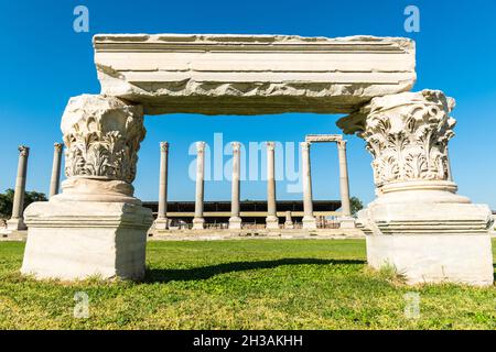 Ruines de l'ancienne Agora à Izmir, Turquie.Construit à l'origine par les Grecs au 4ème siècle av. J.-C., l'agora a été ruiné par un tremblement de terre en 178 après J.-C., mais r Banque D'Images