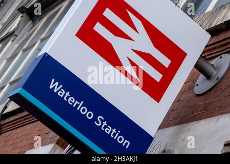 Waterloo Overground London train Terminus dans le centre de Londres gros plan sur le logo de marque sans personne Banque D'Images