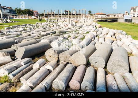 Ruines de l'ancienne Agora à Izmir, Turquie.Construit à l'origine par les Grecs au 4ème siècle av. J.-C., l'agora a été ruiné par un tremblement de terre en 178 après J.-C., mais r Banque D'Images