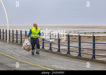 Southport, Merseyside.Météo Royaume-Uni.27 octobre 2021.Journée humide et venteuse dans la station balnéaire du nord-ouest.Nuageux et venteux avec la bande de pluie en bordure du nord-ouest.Une partie de la pluie s'attendait à être lourde et persistante à certains moments.Crédit : MediaWorldImages/AlamyLiveNews Banque D'Images