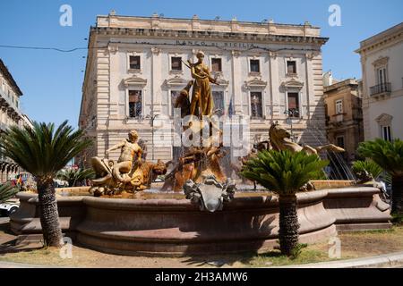 Ortigia, Syracuse, Sicile - 15 juillet 2021 : place Archimède (Piazza Archmede) - fontaine Diana (Fontana di Diana) Banque D'Images